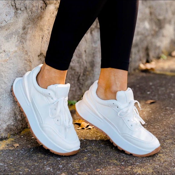 Shoes - NIB WHITE PLATFORM SNEAKERS SIZE 8 WOMENS